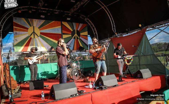 Groupe en concert sur une scène extérieure